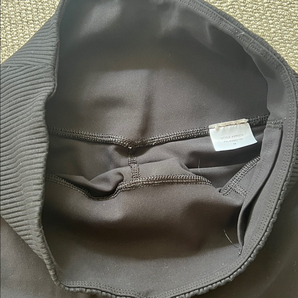 Vuori Black Rib Studio Short - Picture 3 of 4